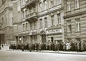 Warteschlange fÃ¼r den Geldumtausch / 1947